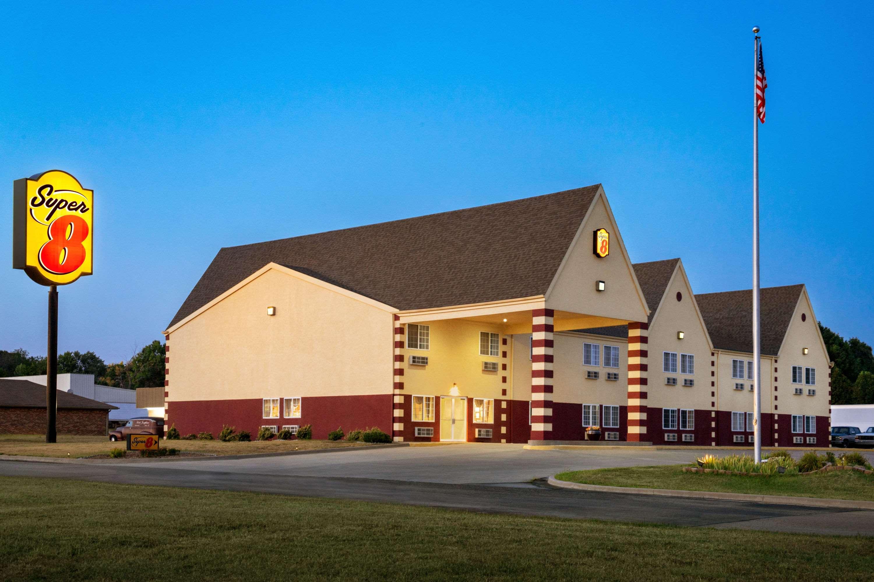 Super 8 By Wyndham Holton Motel Exterior photo