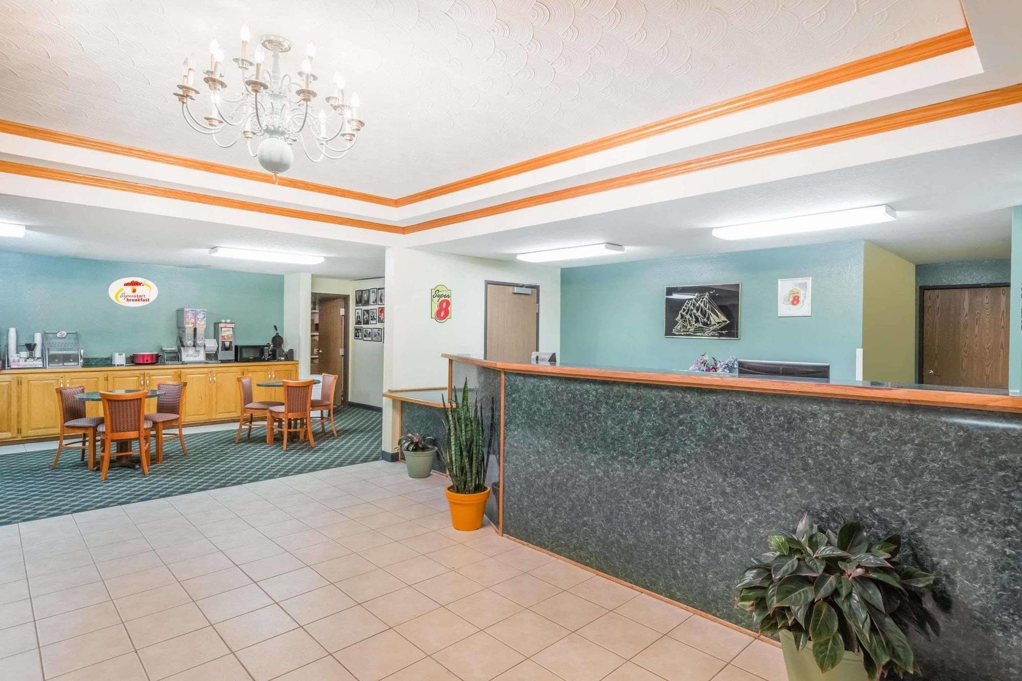 Super 8 By Wyndham Holton Motel Exterior photo