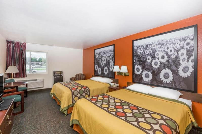 Super 8 By Wyndham Holton Motel Exterior photo