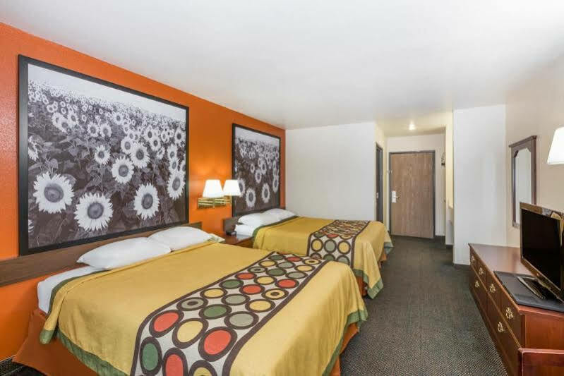 Super 8 By Wyndham Holton Motel Exterior photo